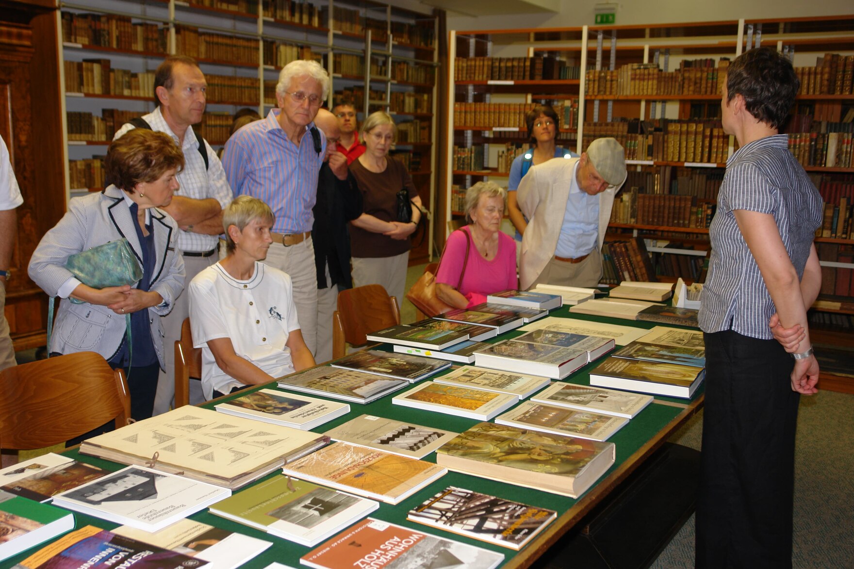 Besucher besichtigen die Bibliothek des Landesamtes für Denkmalpflege Sachsen