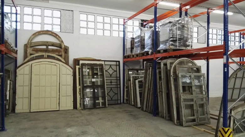 Blick in die im Aufbau befindliche Bauteilsammlung (Interimsstandort) des Landesamtes für Denkmalpflege Sachsen