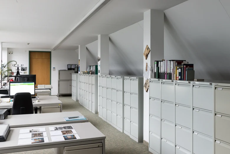 Blick in die Bildsammlung des Landesamtes für Denkmalpflege Sachsen